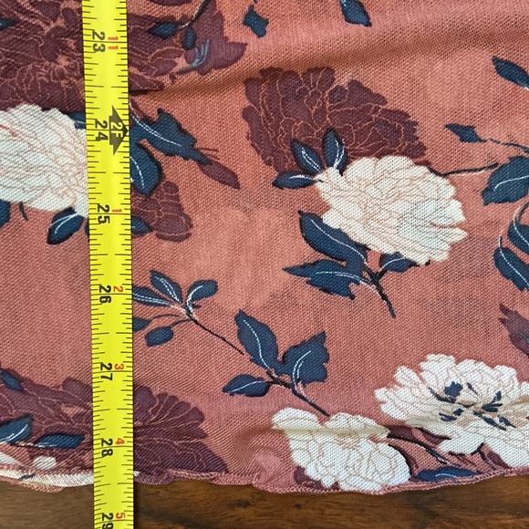 Absolutely stunning floral cold shoulder top in size M - Picture 8 of 9